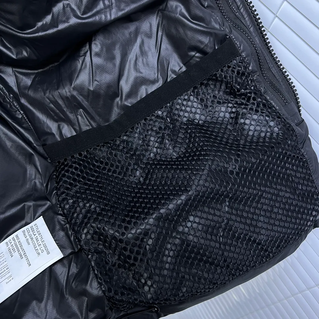 P820 ​​𝘾𝘼𝙉𝘼𝘿𝘼 𝙂𝙊𝙊𝙎𝙀/Canada Goose 2023 Limited New Crofton Puff Down Jacket Pure Guangzhou Inspection 80 White Duck Down Filling‼  Top version, ceiling level‼ Crofton soft bread, the latest style in 2023, has a cold protection effect of up to level 4. It is made of recycled Feather-Light tear-resistant fabric. It is ultra-light and has no weight on the upper body at all! The unique black label highlights your temperament‼  Canada Goose, a Canadian brand, has always been recognized as the warmest down jacket. Various Instagram celebrities, Internet celebrities, and celebrities often wear it for street photos. I do Canada Goose every year, but I still can’t get rid of my love for geese. No matter how cold the winter is, there is no need to be afraid, because there are geese! Filled with 80% white duck down, Canada Goose is the legendary warmest down jacket and is known as a must-have for Arctic outdoor sports! The most popular down jacket in the world, celebrities are rushing to buy it, it is a must-have! Same style for men and women Size: S~XXL